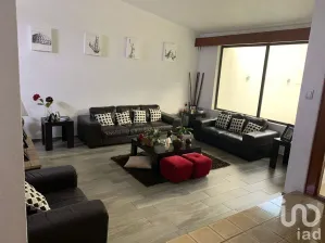 NEX-71382 - Casa en Renta, con 3 recamaras, con 2 baños, con 360 m2 de construcción.