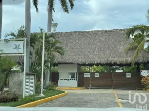 NEX-72498 - Casa en Venta, con 3 recamaras, con 2 baños en Playa Diamante, CP 39897, Guerrero.