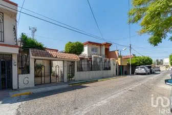 NEX-191933 - Casa en Venta, con 6 recamaras, con 3 baños, con 300 m2 de construcción.