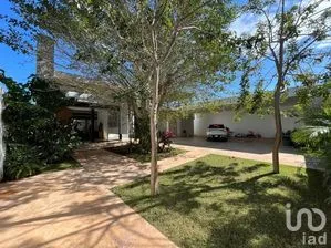 NEX-268513 - Casa en Venta, con 4 recamaras, con 5 baños, con 841 m2 de construcción.