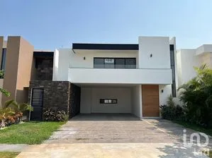 NEX-282414 - Casa en Venta, con 4 recamaras, con 4 baños, con 410 m2 de construcción.