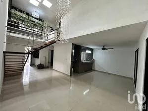 NEX-284504 - Casa en Venta, con 5 recamaras, con 2 baños, con 320 m2 de construcción.