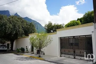 NEX-298261 - Casa en Venta, con 3 recamaras, con 5 baños, con 390 m2 de construcción.
