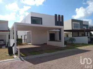 NEX-72831 - Casa en Venta, con 4 recamaras, con 3 baños, con 452 m2 de construcción en Cancún Centro, CP 77500, Quintana Roo.