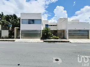 NEX-294558 - Casa en Venta, con 4 recamaras, con 4 baños, con 421.07 m2 de construcción en Montebello, CP 97113, Yucatán.