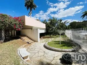 NEX-224245 - Casa en Venta, con 5 recamaras, con 5 baños, con 510.43 m2 de construcción.