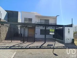 NEX-275445 - Casa en Venta, con 3 recamaras, con 4 baños, con 401 m2 de construcción.