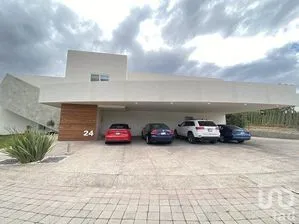 NEX-290460 - Casa en Venta, con 4 recamaras, con 4 baños, con 750 m2 de construcción.
