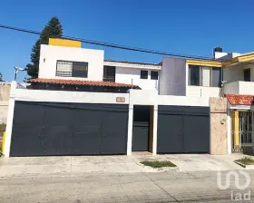 NEX-90412 - Casa en Venta, con 3 recamaras, con 3 baños, con 321 m2 de construcción.