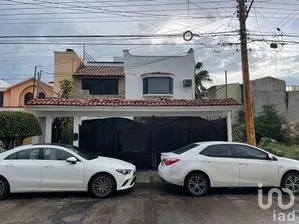 NEX-199466 - Casa en Venta, con 5 recamaras, con 4 baños, con 350 m2 de construcción.