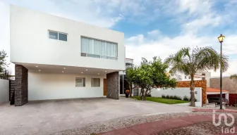 NEX-79819 - Casa en Venta, con 3 recamaras, con 4 baños, con 378 m2 de construcción en Vista Real y Country Club, CP 76905, Querétaro.
