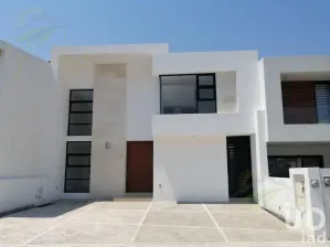 NEX-79897 - Casa en Venta, con 3 recamaras, con 5 baños, con 265 m2 de construcción en Lomas de Juriquilla, CP 76226, Querétaro.