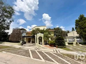 NEX-276492 - Casa en Venta, con 4 recamaras, con 4 baños, con 571 m2 de construcción en El Palomar, CP 45643, Jalisco.