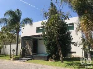 NEX-292381 - Casa en Renta, con 4 recamaras, con 5 baños, con 400 m2 de construcción en Valle Real, CP 45019, Jalisco.