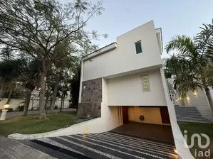 NEX-297555 - Casa en Venta, con 4 recamaras, con 5 baños, con 400 m2 de construcción.