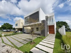 NEX-80909 - Casa en Venta, con 3 recamaras, con 4 baños, con 364 m2 de construcción en Valle Real, CP 45019, Jalisco.