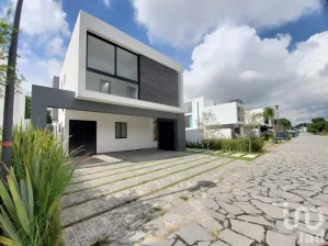 NEX-85669 - Casa en Venta, con 3 recamaras, con 4 baños, con 354 m2 de construcción en Valle Real, CP 45019, Jalisco.