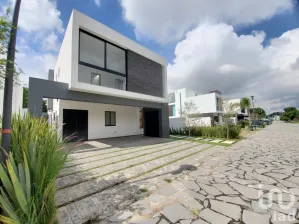 NEX-85669 - Casa en Venta, con 3 recamaras, con 4 baños, con 354 m2 de construcción.