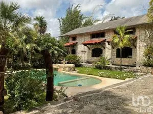 NEX-298514 - Casa en Venta, con 3 recamaras, con 3 baños, con 485 m2 de construcción.