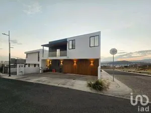 NEX-288156 - Casa en Venta, con 4 recamaras, con 5 baños, con 390 m2 de construcción en Lomas de Juriquilla, CP 76226, Querétaro.