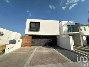 NEX-288286 - Casa en Venta, con 3 recamaras, con 3 baños, con 289 m2 de construcción en Cumbres del Lago, CP 76230, Querétaro.