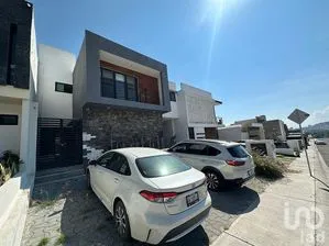 NEX-290557 - Casa en Renta, con 4 recamaras, con 4 baños, con 295 m2 de construcción en Lomas de Juriquilla, CP 76226, Querétaro.