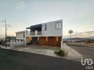 NEX-296913 - Casa en Venta, con 4 recamaras, con 5 baños, con 390 m2 de construcción.