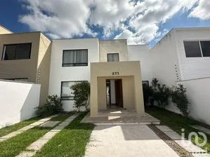 NEX-299767 - Casa en Renta, con 3 recamaras, con 3 baños, con 230 m2 de construcción.