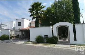 NEX-299931 - Casa en Venta, con 4 recamaras, con 4 baños, con 470 m2 de construcción.