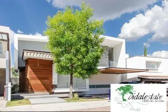 NEX-300520 - Casa en Venta, con 4 recamaras, con 4 baños, con 404 m2 de construcción.