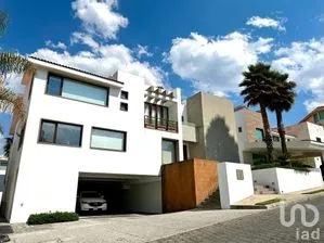 NEX-272043 - Casa en Venta, con 5 recamaras, con 7 baños, con 694.76 m2 de construcción en Prado Largo, CP 52936, Estado de México.
