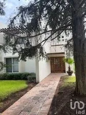 NEX-229983 - Casa en Renta, con 4 recamaras, con 6 baños, con 441 m2 de construcción.