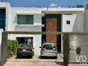 NEX-267636 - Casa en Venta, con 3 recamaras, con 2 baños, con 192.81 m2 de construcción en Bugambilias, CP 97205, Yucatán.