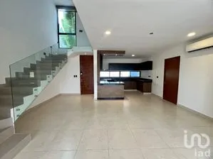 NEX-282384 - Casa en Venta, con 4 recamaras, con 5 baños, con 241.68 m2 de construcción.