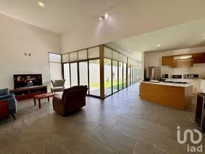 NEX-282389 - Casa en Venta, con 3 recamaras, con 4 baños, con 285 m2 de construcción.