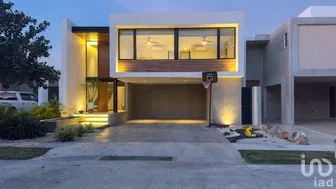 NEX-282393 - Casa en Venta, con 3 recamaras, con 3 baños, con 320.27 m2 de construcción.