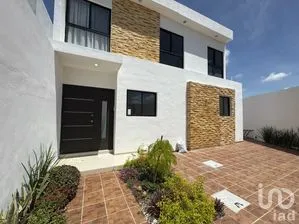NEX-283127 - Casa en Venta, con 3 recamaras, con 3 baños, con 202 m2 de construcción.