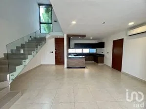 NEX-295399 - Casa en Renta, con 4 recamaras, con 5 baños, con 241.68 m2 de construcción.