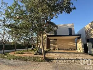 NEX-290424 - Casa en Venta, con 4 recamaras, con 5 baños, con 313.28 m2 de construcción en Yucatán Country Club, CP 97308, Yucatán.