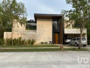NEX-294582 - Casa en Renta, con 3 recamaras, con 4 baños, con 560 m2 de construcción en Yucatán Country Club, CP 97308, Yucatán.