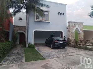NEX-278861 - Casa en Renta, con 3 recamaras, con 4 baños, con 208 m2 de construcción en Las Fincas, CP 97302, Yucatán.