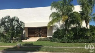 NEX-276636 - Casa en Venta, con 4 recamaras, con 4 baños, con 830 m2 de construcción en Yucatán Country Club, CP 97308, Yucatán.
