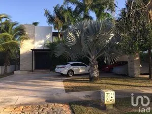 NEX-276637 - Casa en Venta, con 4 recamaras, con 5 baños, con 400 m2 de construcción en Yucatán Country Club, CP 97308, Yucatán.