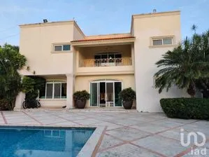 NEX-276771 - Casa en Venta, con 3 recamaras, con 4 baños, con 650 m2 de construcción en Benito Juárez Nte, CP 97119, Yucatán.