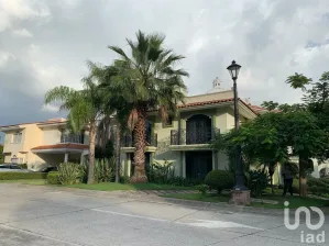 NEX-84565 - Casa en Venta, con 4 recamaras, con 4 baños, con 590 m2 de construcción en Puerta de Hierro, CP 45116, Jalisco.