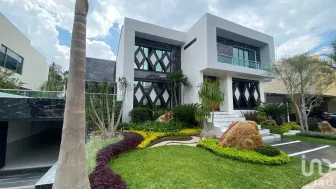 NEX-85172 - Casa en Venta, con 5 recamaras, con 5 baños, con 680 m2 de construcción.