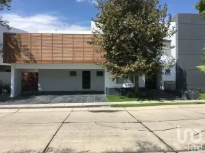 NEX-85410 - Casa en Venta, con 4 recamaras, con 6 baños, con 630 m2 de construcción.