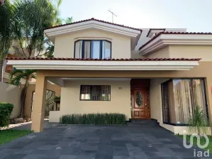 NEX-85688 - Casa en Venta, con 3 recamaras, con 3 baños, con 370 m2 de construcción.