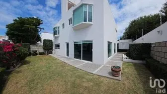 NEX-272427 - Casa en Venta, con 3 recamaras, con 3 baños, con 259 m2 de construcción.