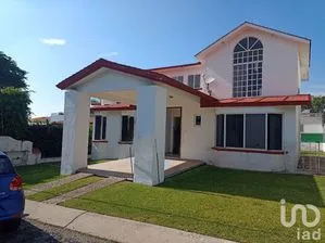 NEX-200687 - Casa en Venta, con 3 recamaras, con 3 baños, con 200 m2 de construcción.